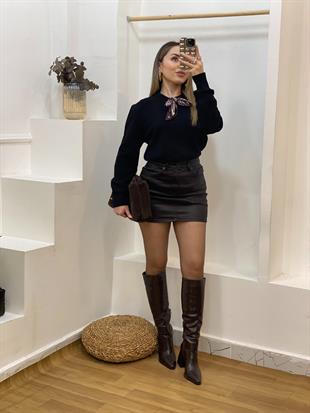 Siyah Fularlı Kazak