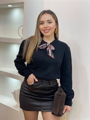 Siyah Fularlı Kazak