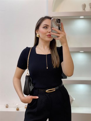 Siyah Kolları V Gold Aksesuarlı Triko Bluz
