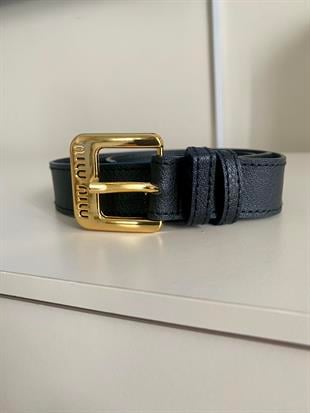 Siyah Marka Yazılı Gold Tokalı Kemer