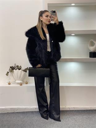 Siyah Renk Geniş Yakalı Kürk