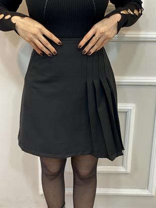 Siyah Yanı Piliseli Arkası Fermuarlı Etek