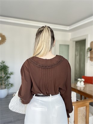 Tasarım Acı Kahve V Yaka Önü Volanlı  Bluz 