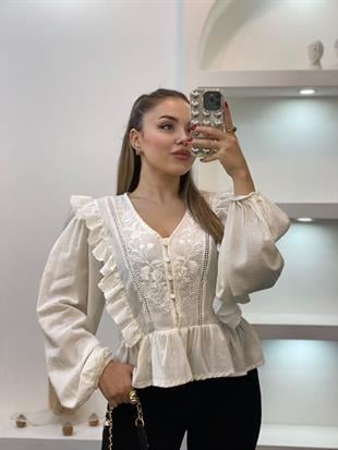 Tasarım Beyaz Fisto Detay Nakışlı Volanlı  Bluz 