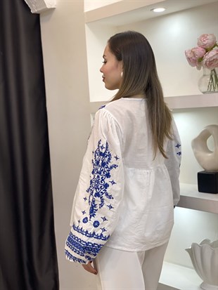 Tasarım Beyaz Kolları Mavi Nakışlı Bluz 