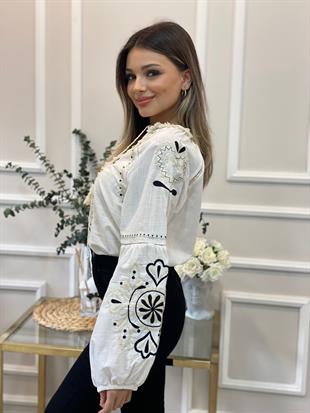 Tasarım Beyaz Önü Bej Püskül Detaylı Nakışlı Bluz