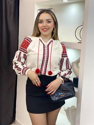 Tasarım Beyaz Örgü Modelli Ponpon Detay Triko Kazak