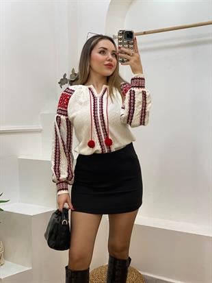 Tasarım Beyaz Örgü Modelli Ponpon Detay Triko Kazak