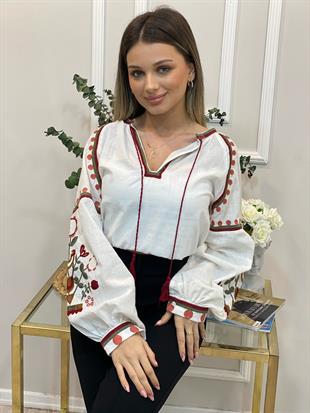 Tasarım Beyaz Üzerine Çiçek Nakış Detaylı Bluz