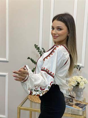 Tasarım Beyaz Üzerine Çiçek Nakış Detaylı Bluz