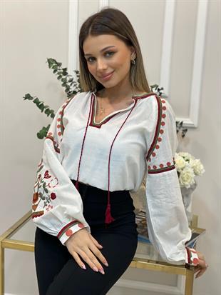 Tasarım Beyaz Üzerine Çiçek Nakış Detaylı Bluz