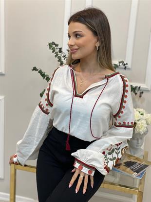 Tasarım Beyaz Üzerine Çiçek Nakış Detaylı Bluz