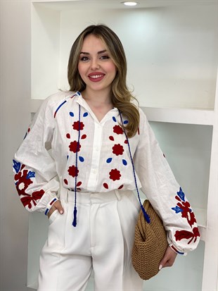 Tasarım Beyaz Üzerine Kırmızı Çiçek Nakış İşlemeli Bluz