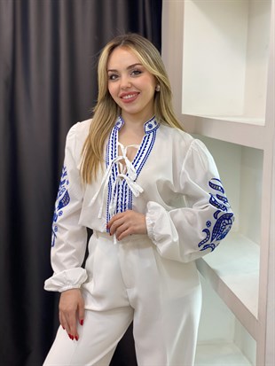 Tasarım Beyaz Üzerine Mavi Nakışlı Bluz