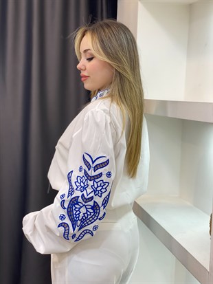 Tasarım Beyaz Üzerine Mavi Nakışlı Bluz
