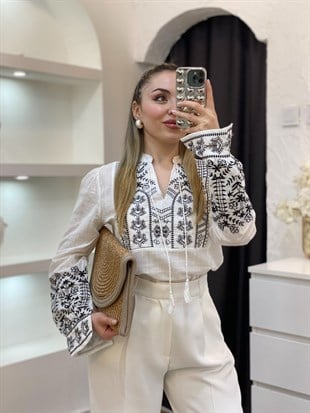 Tasarım Beyaz Üzerine Siyah Nakışlı Bohem Bluz