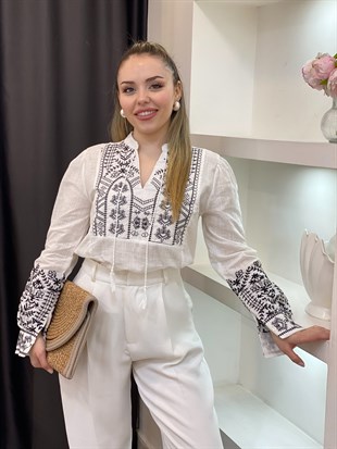 Tasarım Beyaz Üzerine Siyah Nakışlı Bohem Bluz