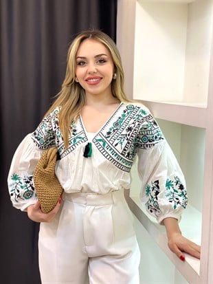 Tasarım Beyaz Üzerine Yeşil Çiçek Nakışlı Bluz