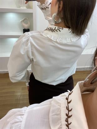 Tasarım Beyaz Yaka Ve Bilekleri Kahve Nakışlı Gömlek 