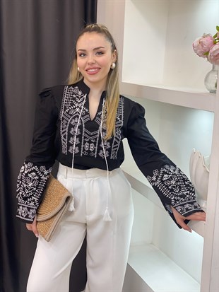 Tasarım Siyah Üzerine Beyaz Nakışlı Bohem Bluz