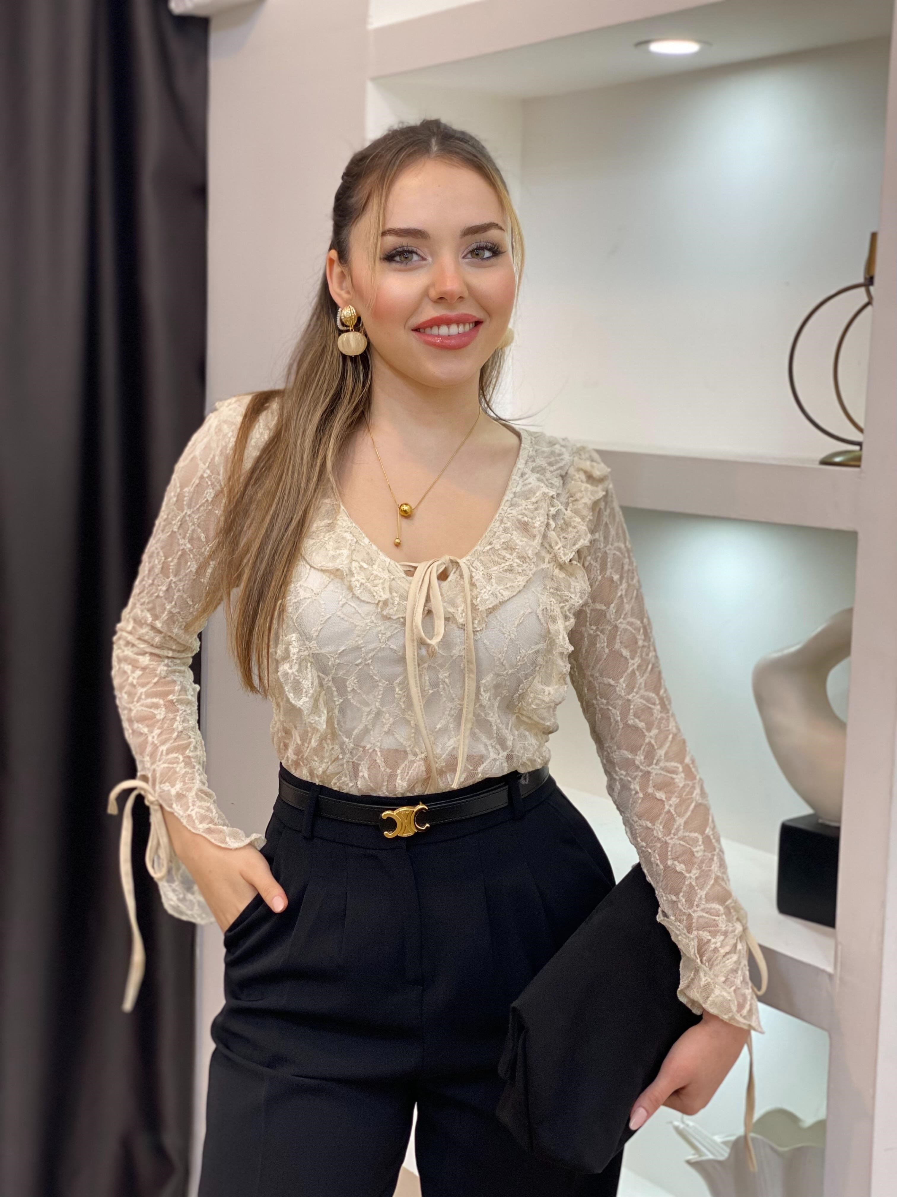 Bej Bağlama Detaylı Dantel Bluz