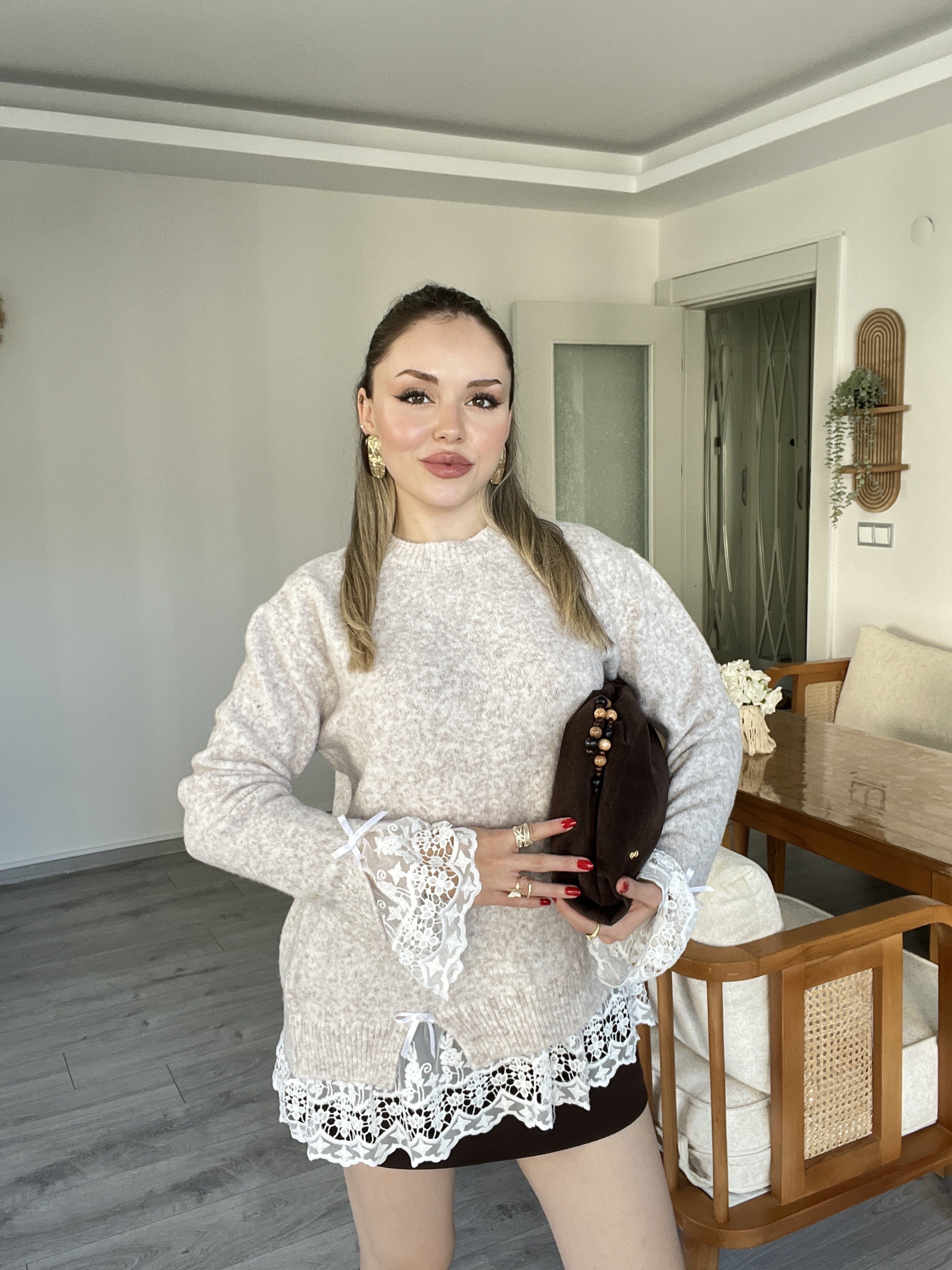 Bej Dantel Detaylı Kazak