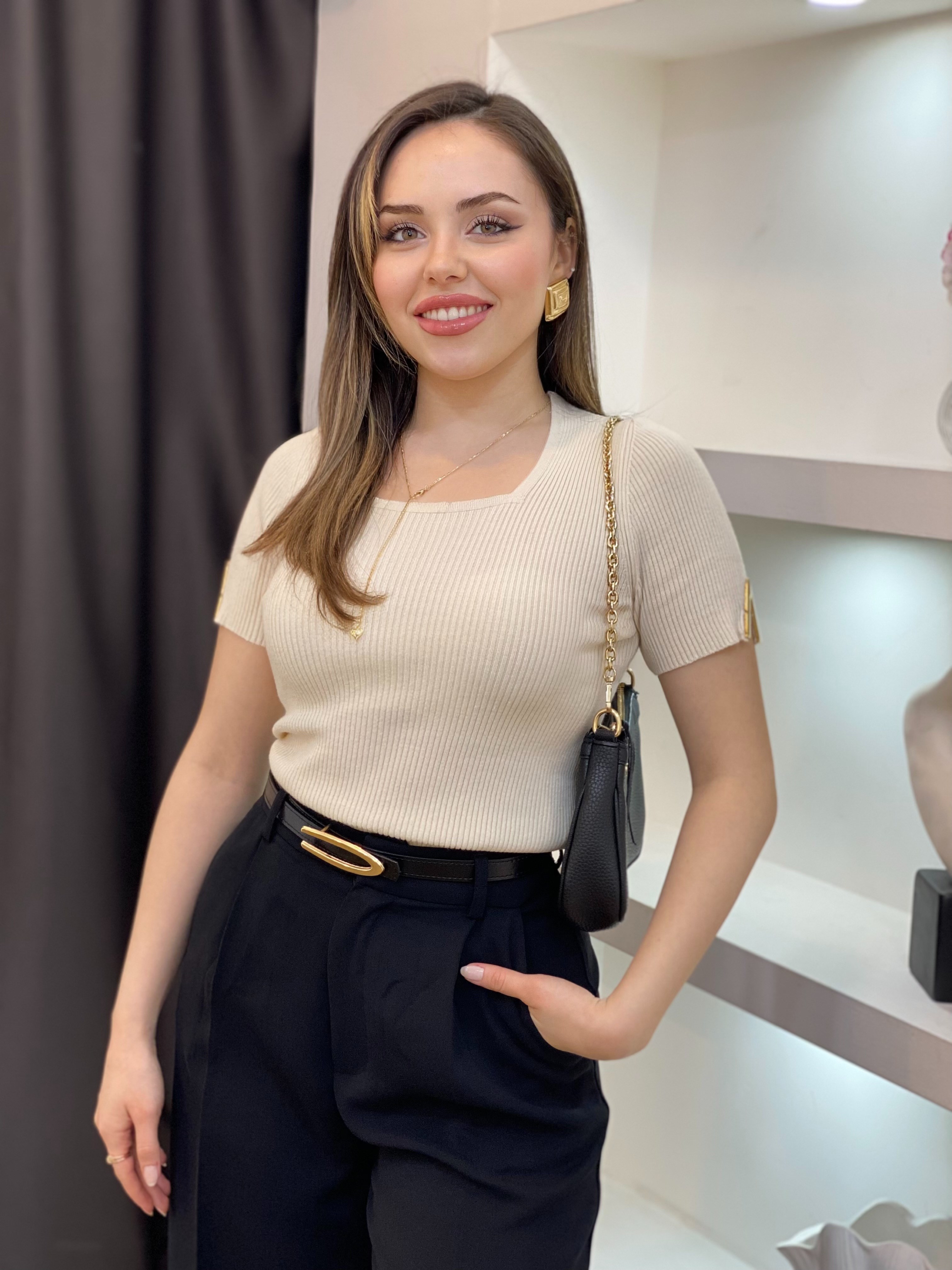 Bej Kolları V Gold Aksesuarlı Triko Bluz
