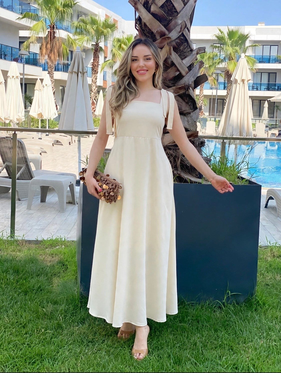 Bej Omuz Bağlamalı Model Gipeli Elbise