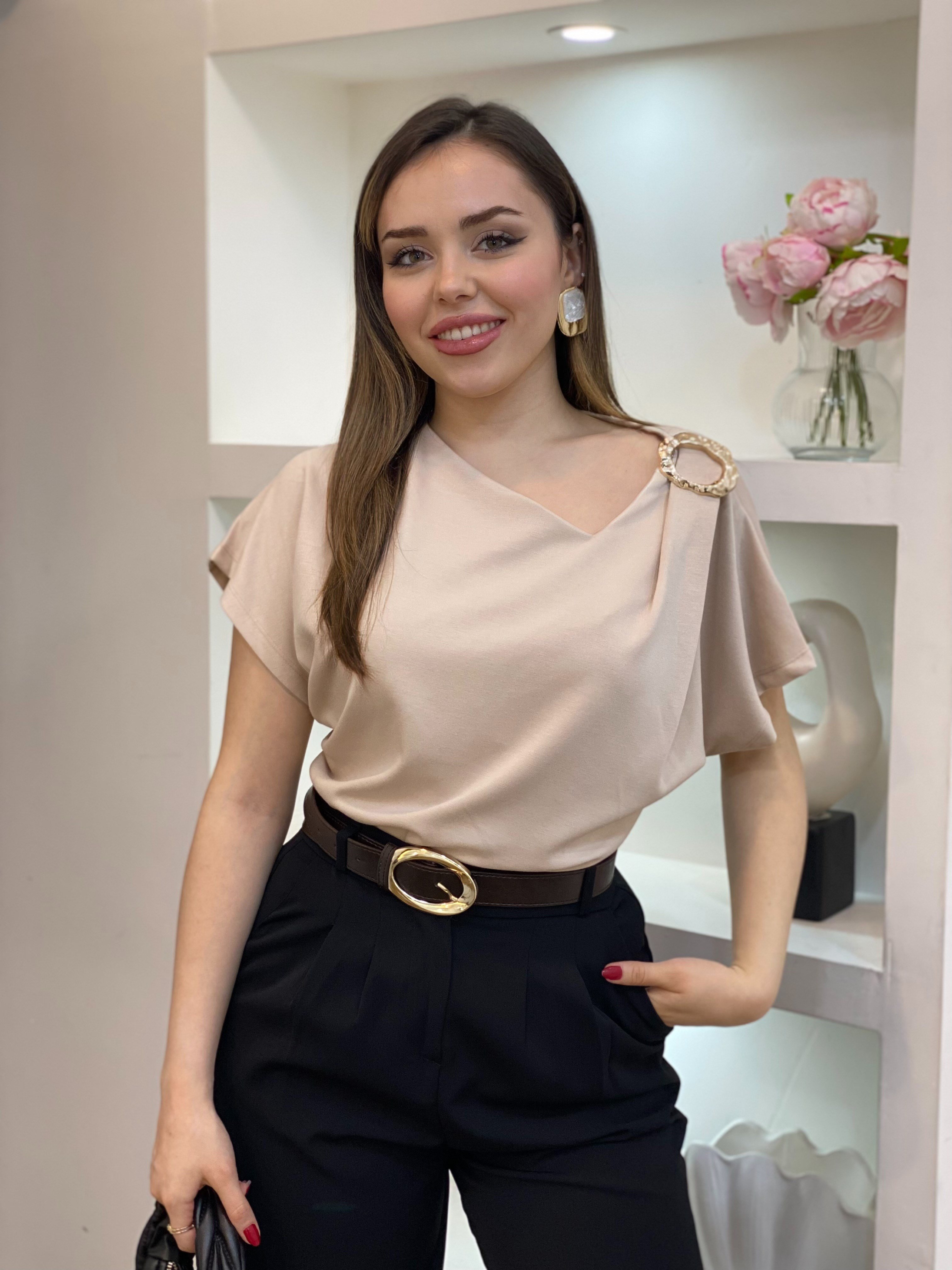 Bej Omuz Gold Çıkarılabilir Broşlu Modal Bluz