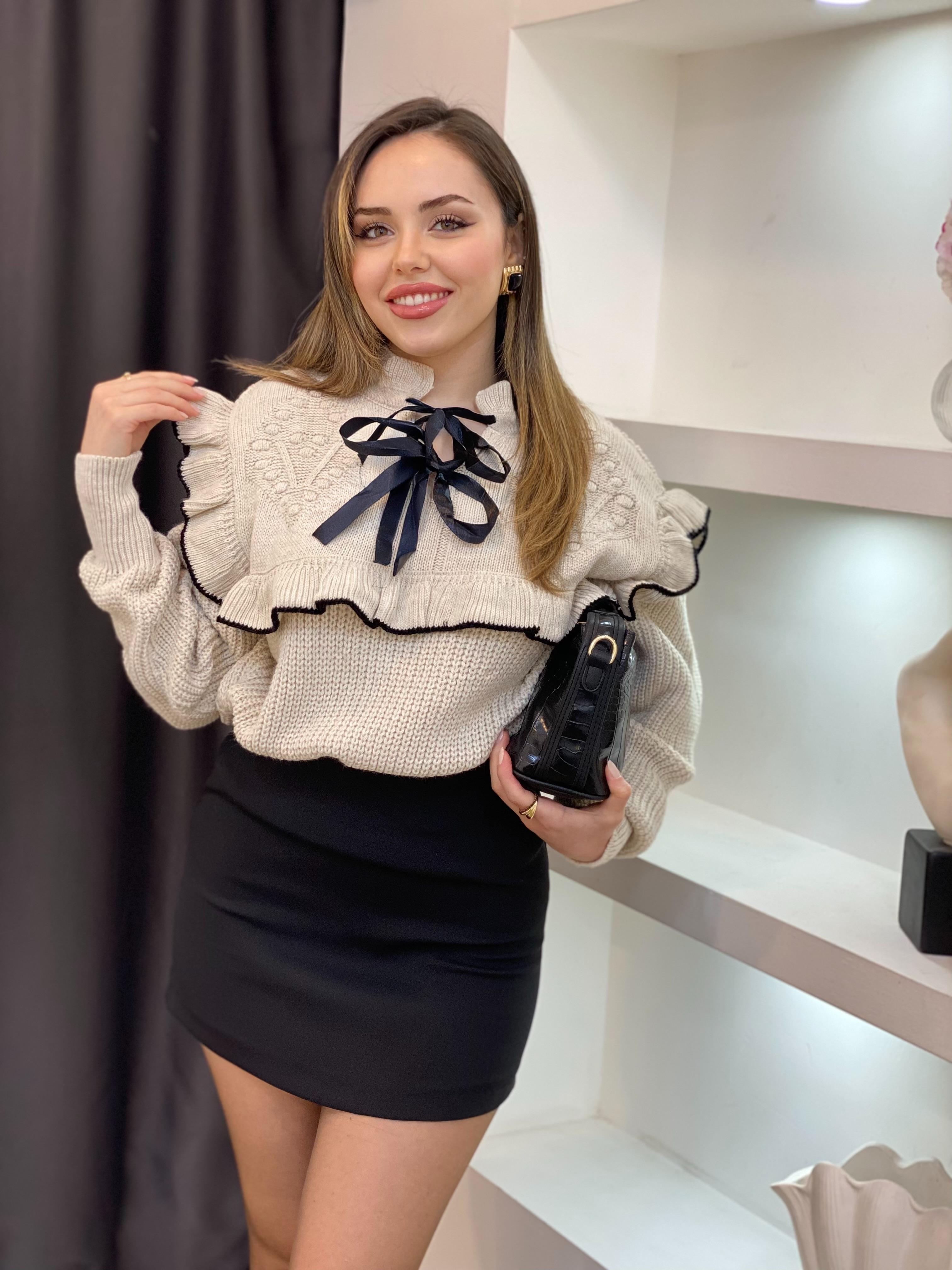 Bej Volanlı Önü Bağlamalı Model Triko Kazak