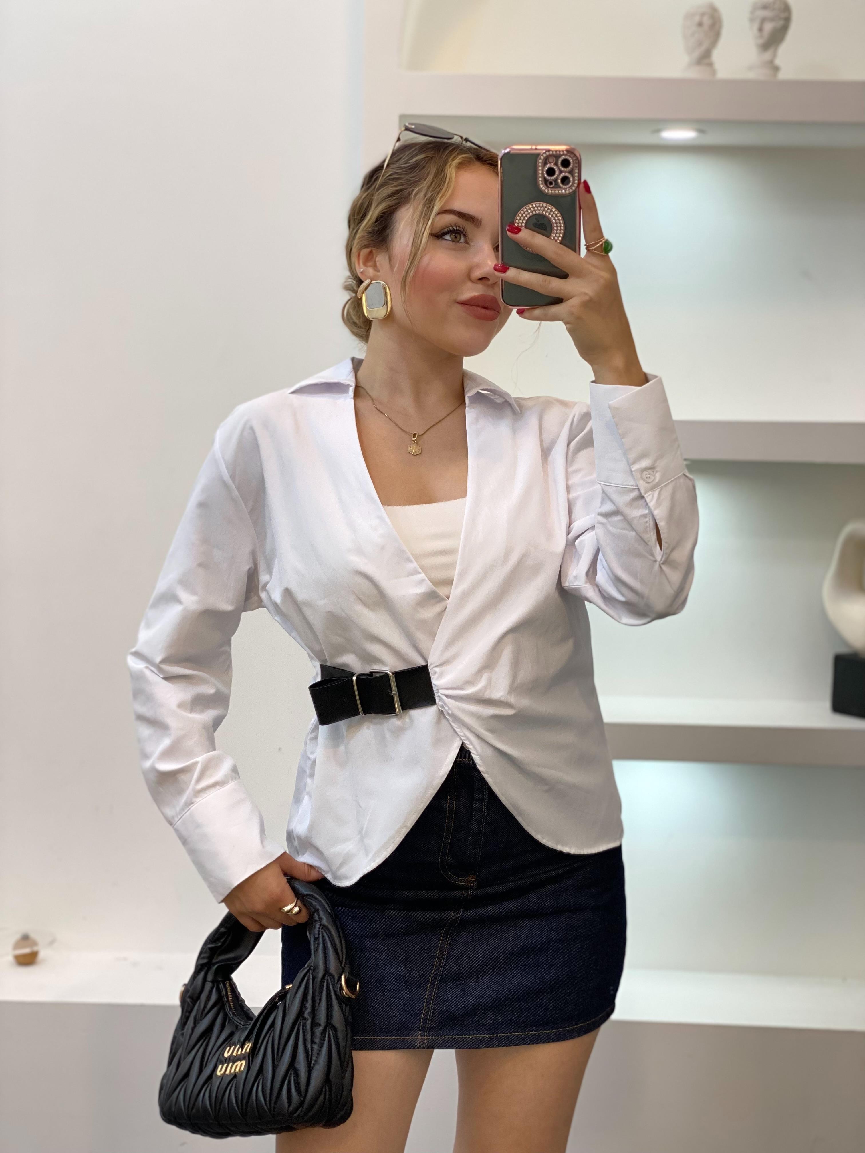Beyaz Kruvaze Yaka Deri Kemer Detaylı Gömlek 