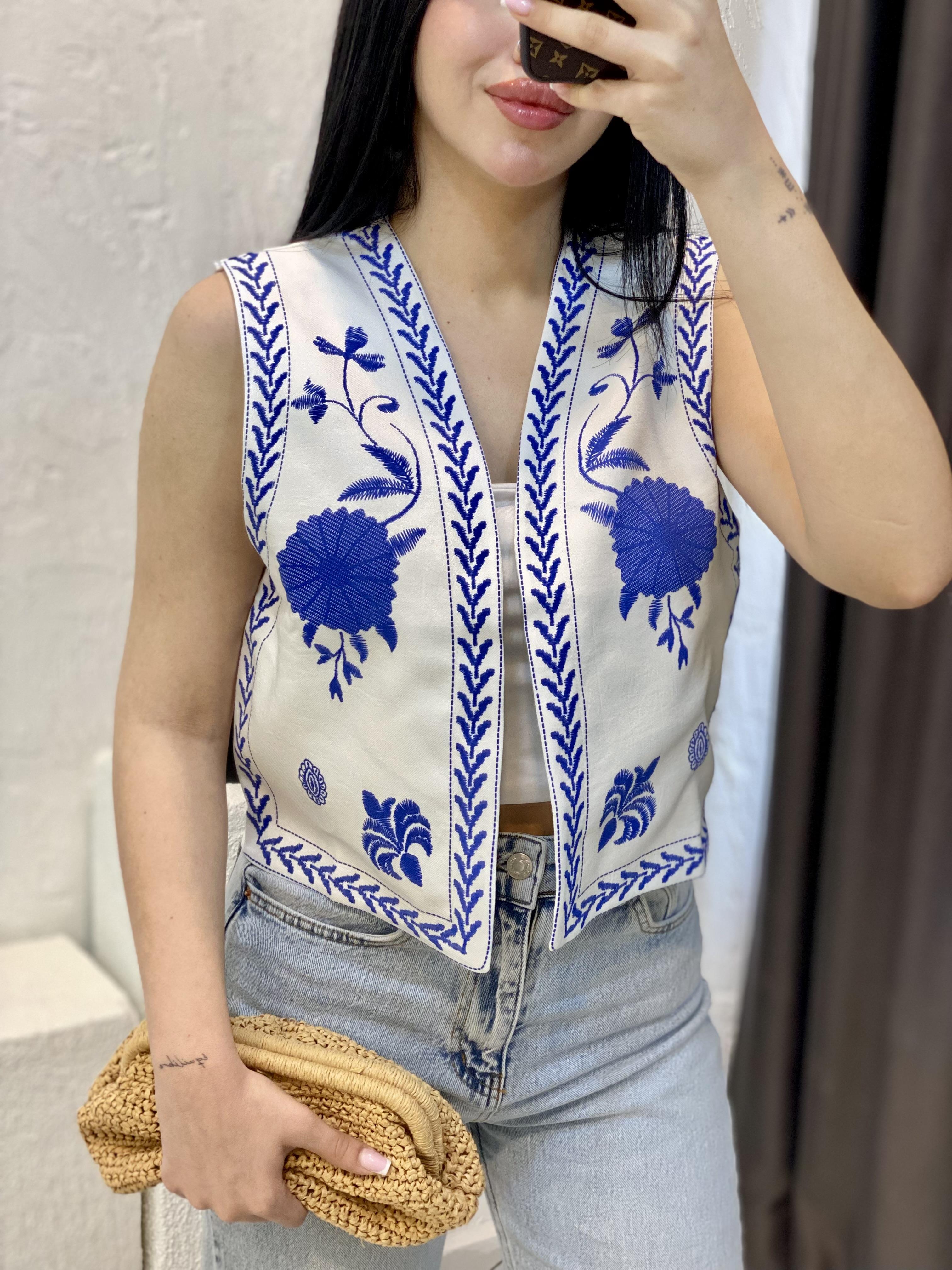 Beyaz Mavi Nakışlı Yelek