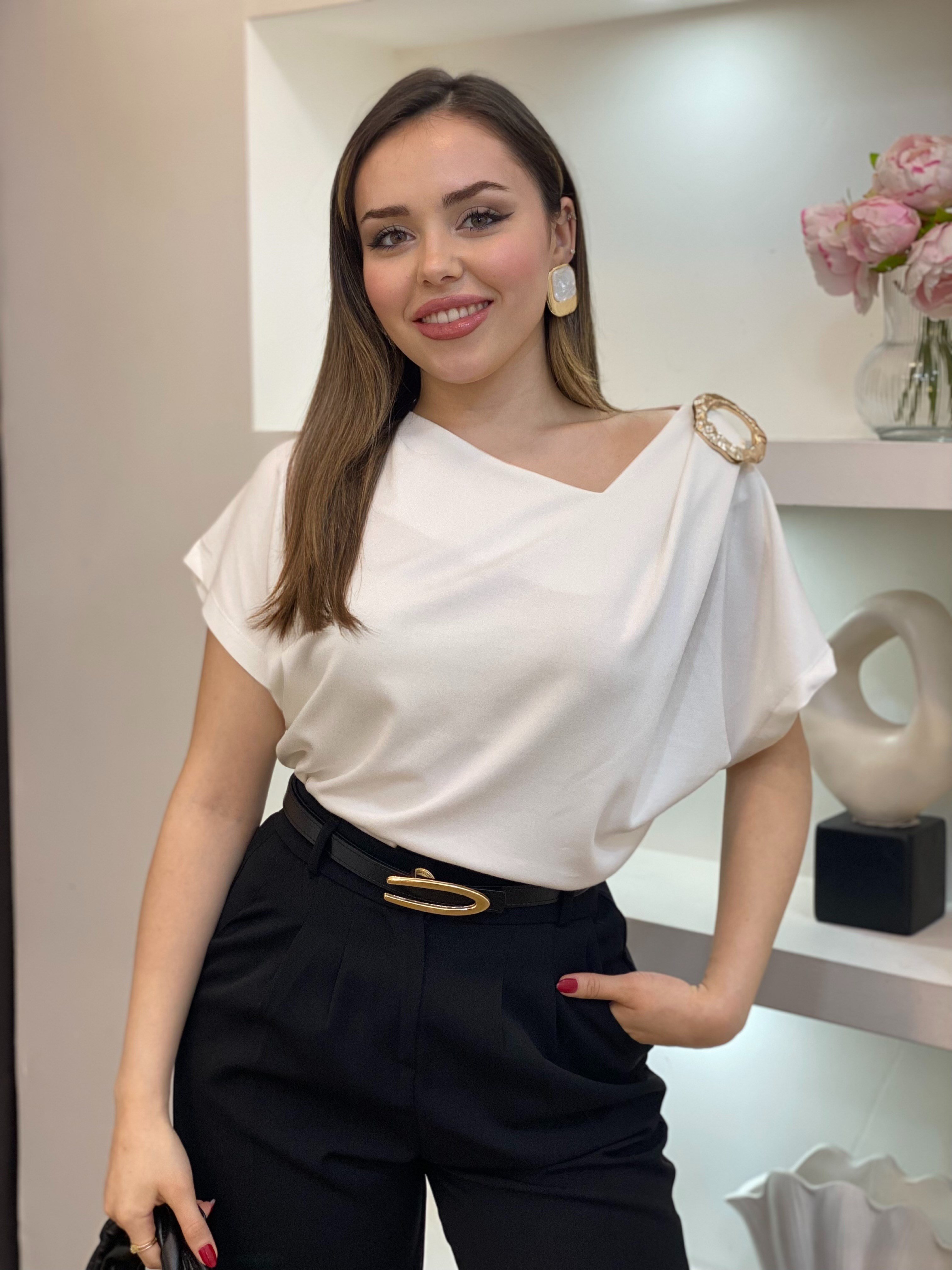 Beyaz Omuz Gold Çıkarılabilir Broşlu Modal Bluz