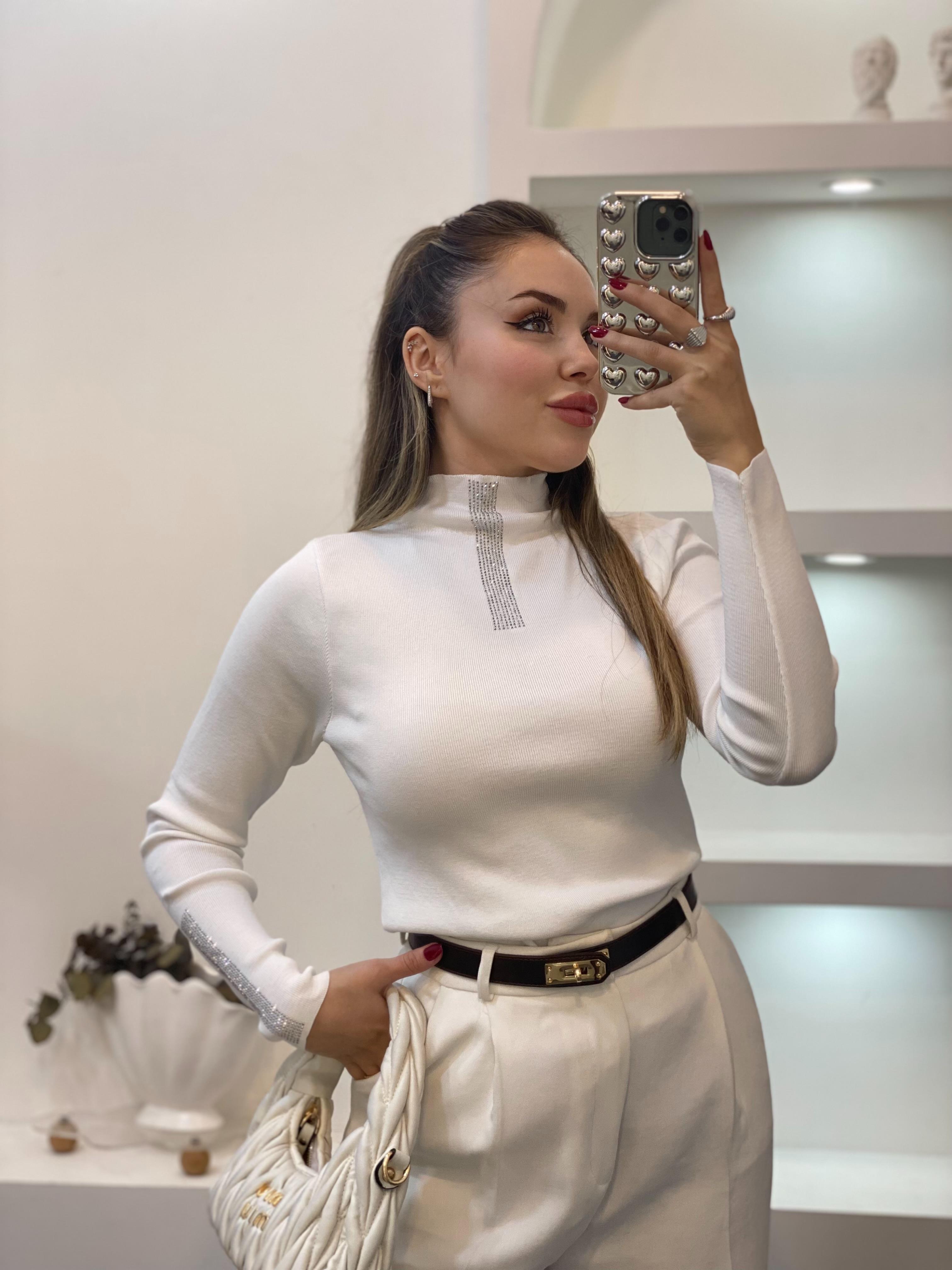 Beyaz Önü Ve Kolları Parıltılı Taşlı Triko Bluz
