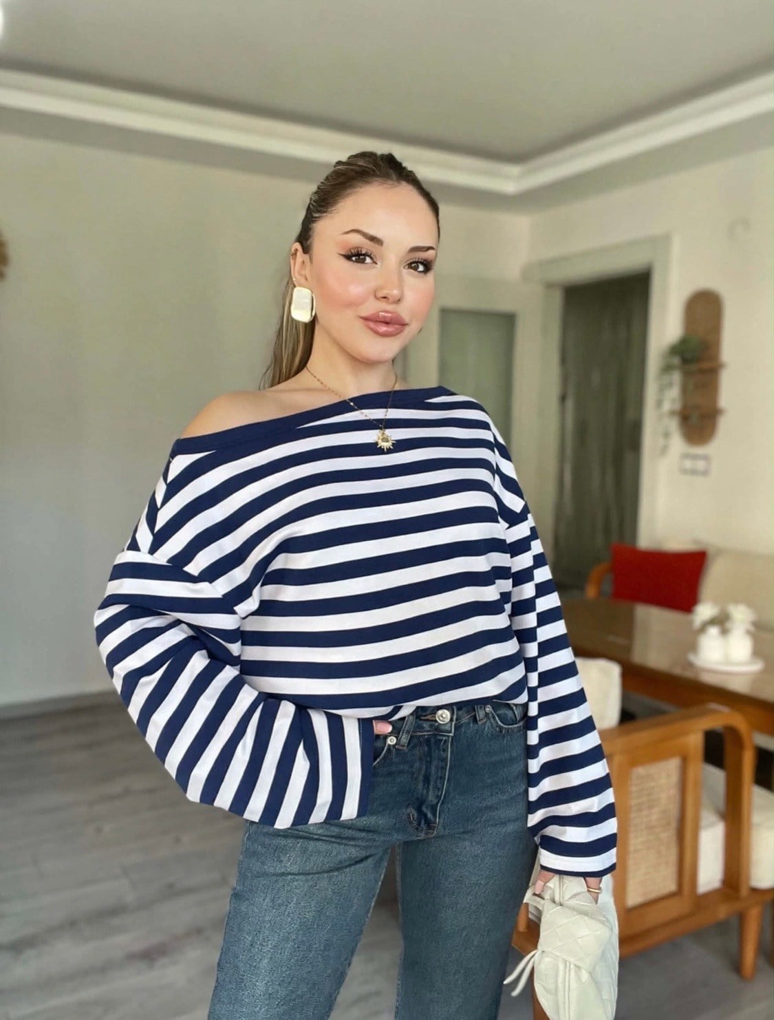 Beyaz Üzerine Lacivert Kalın Çizgili Düşük Omuz Oversize Modal Bluz