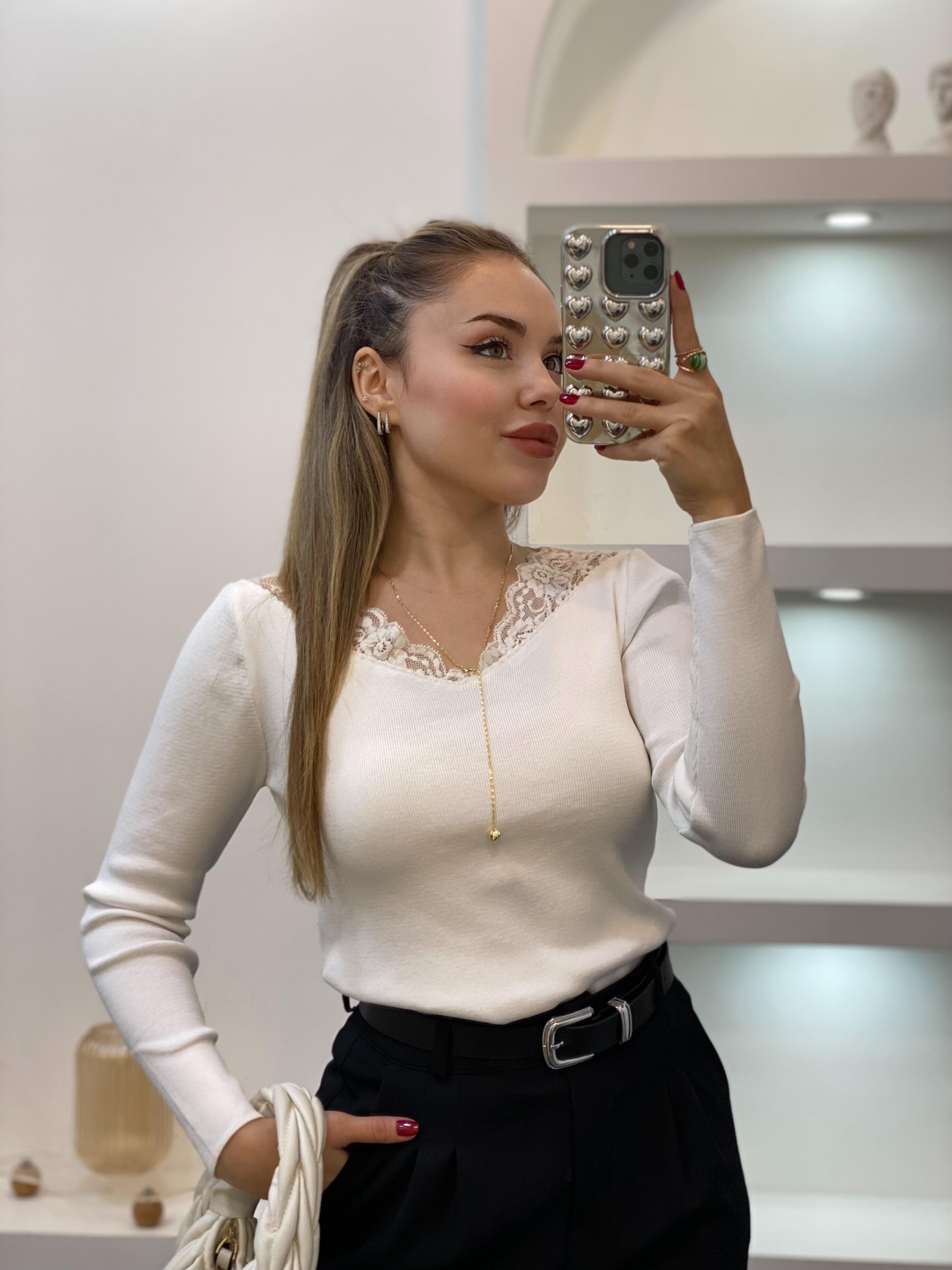 Beyaz V Yaka Dantel Detaylı Triko Bluz