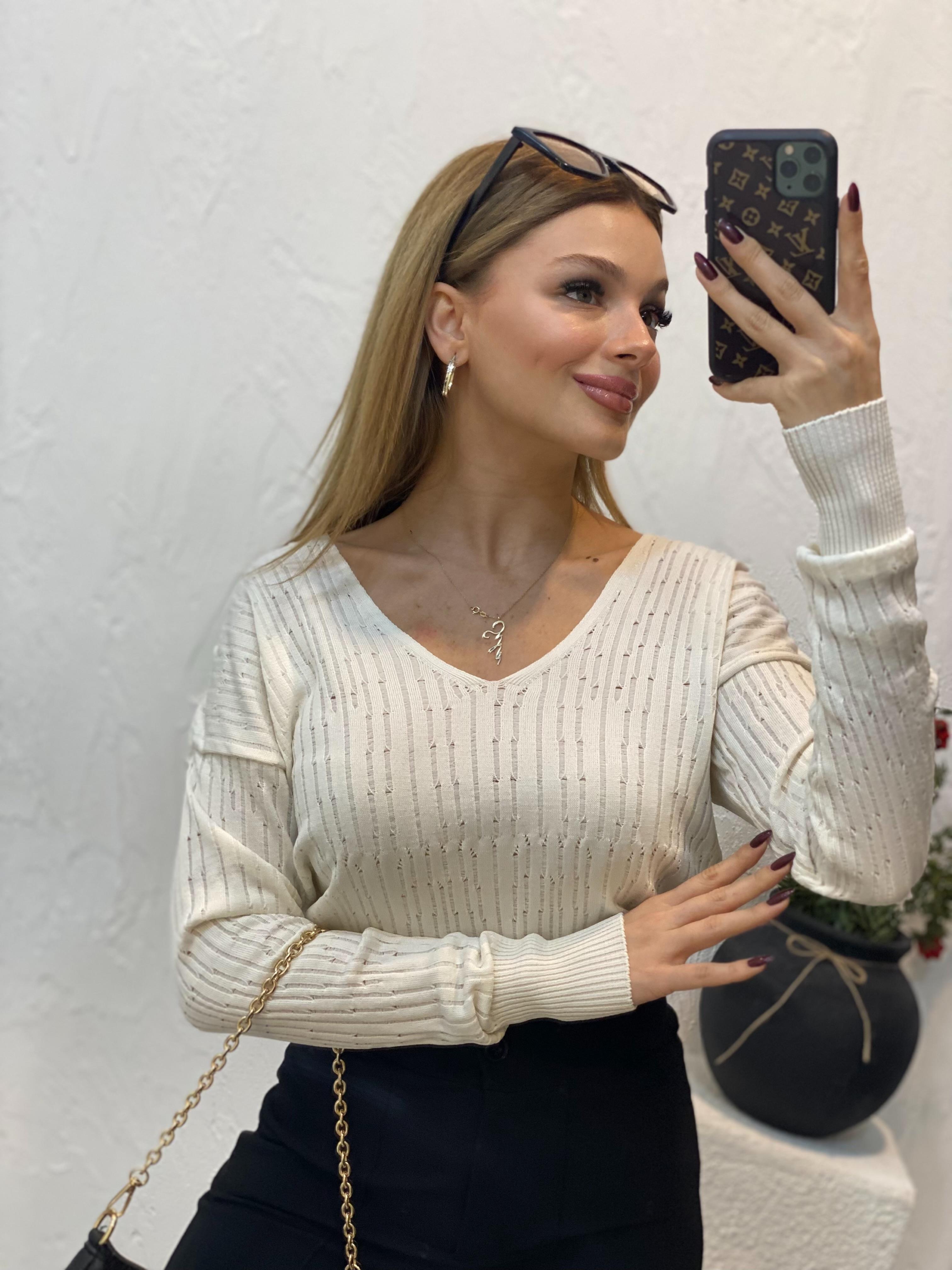 Beyaz V Yaka Delikli Model Triko