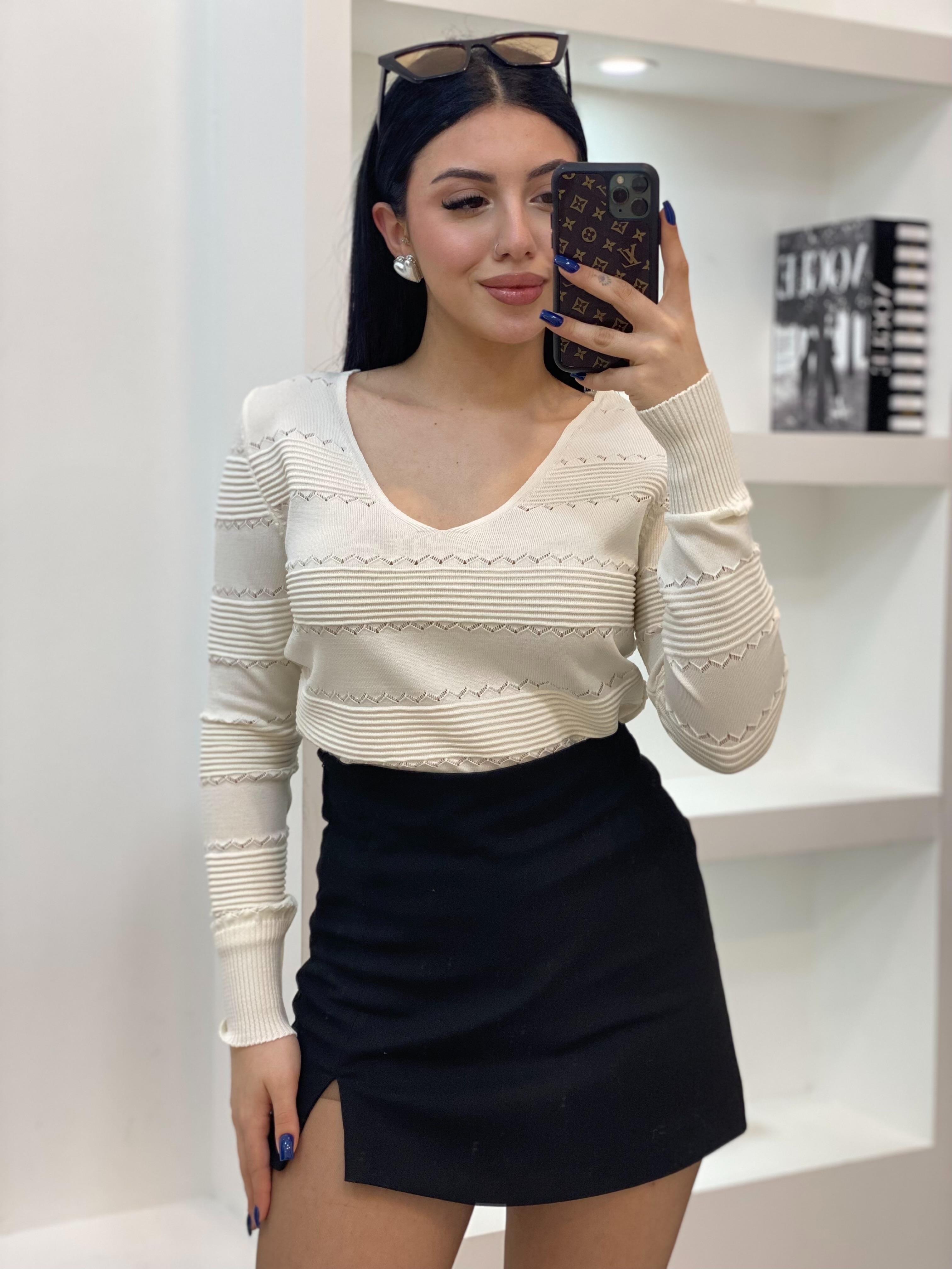 Beyaz V Yaka Desenli Triko Bluz