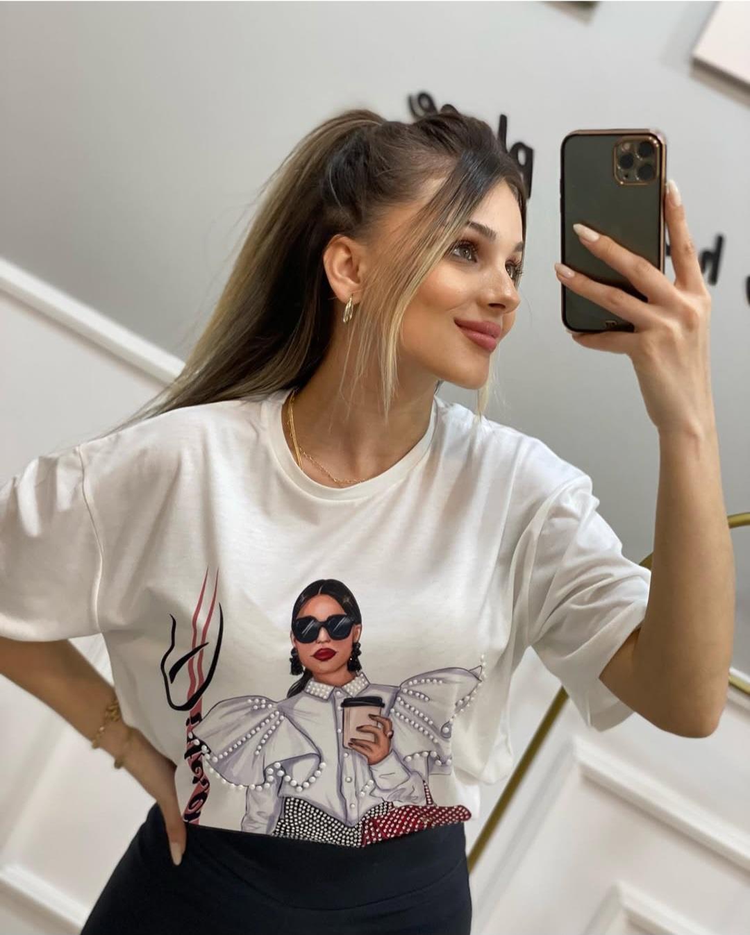 Beyaz Yüz Figürlü Tshirt 