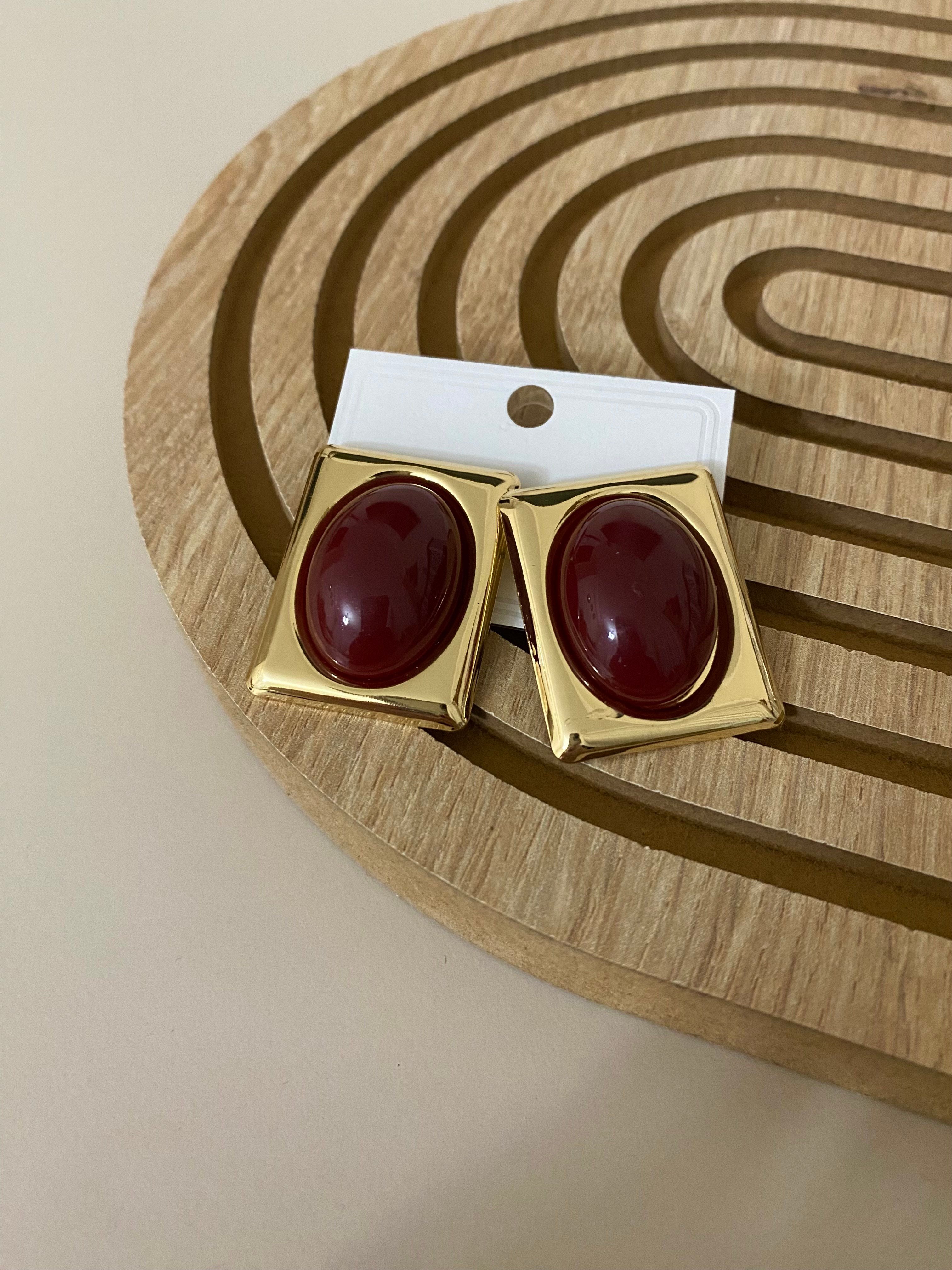 Bordo Taşlı Gold Plaka Küpe 