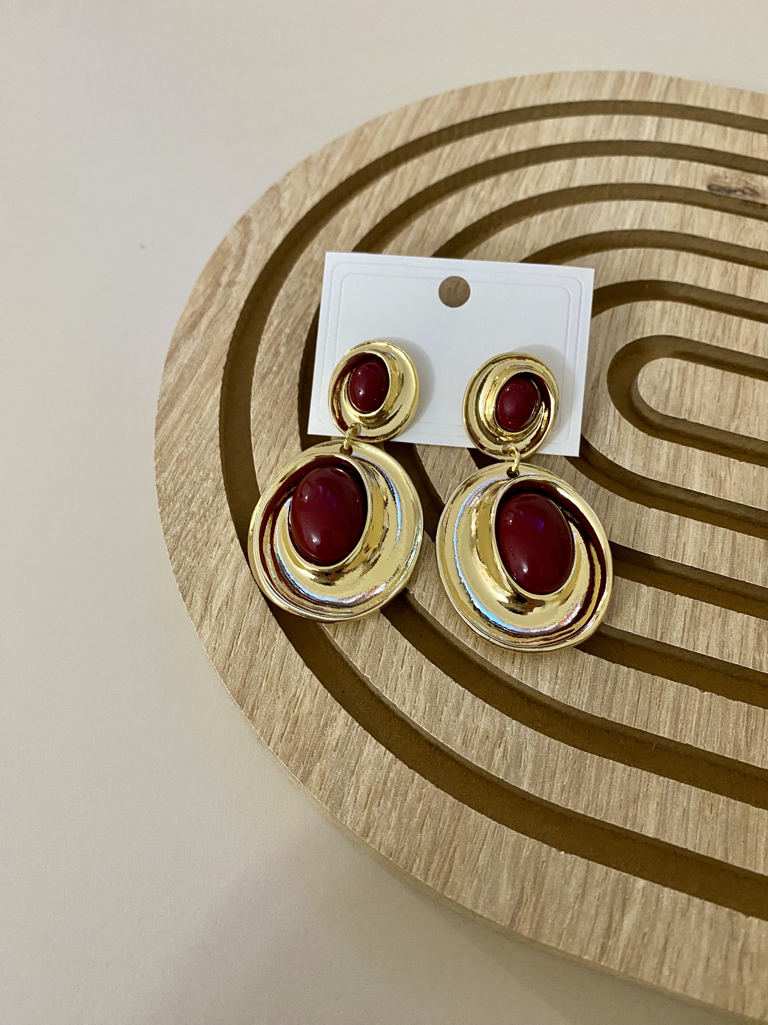 Bordo Taşlı Sallantılı Küpe 