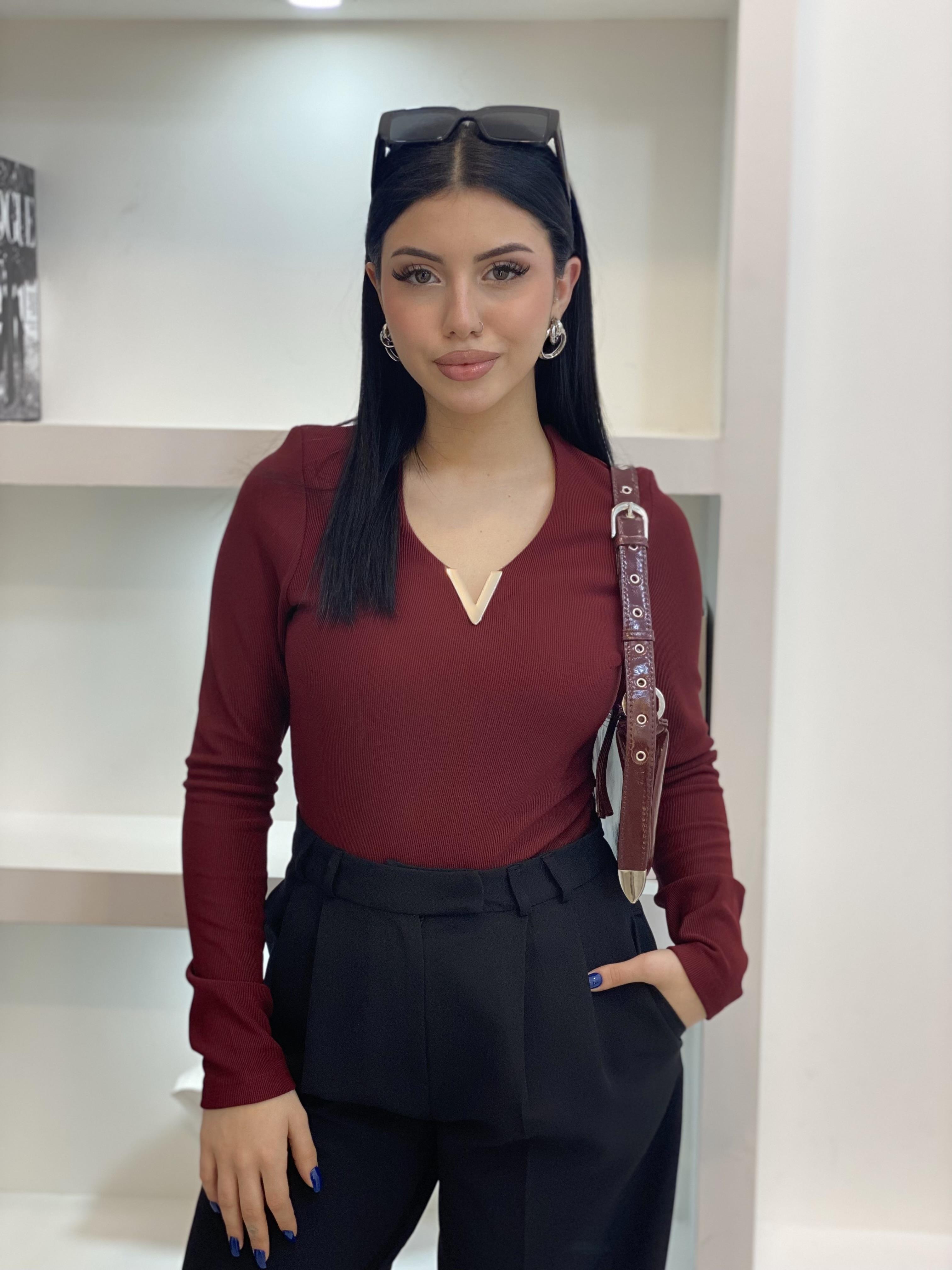 Bordo V aksesuar Detaylı Bluz