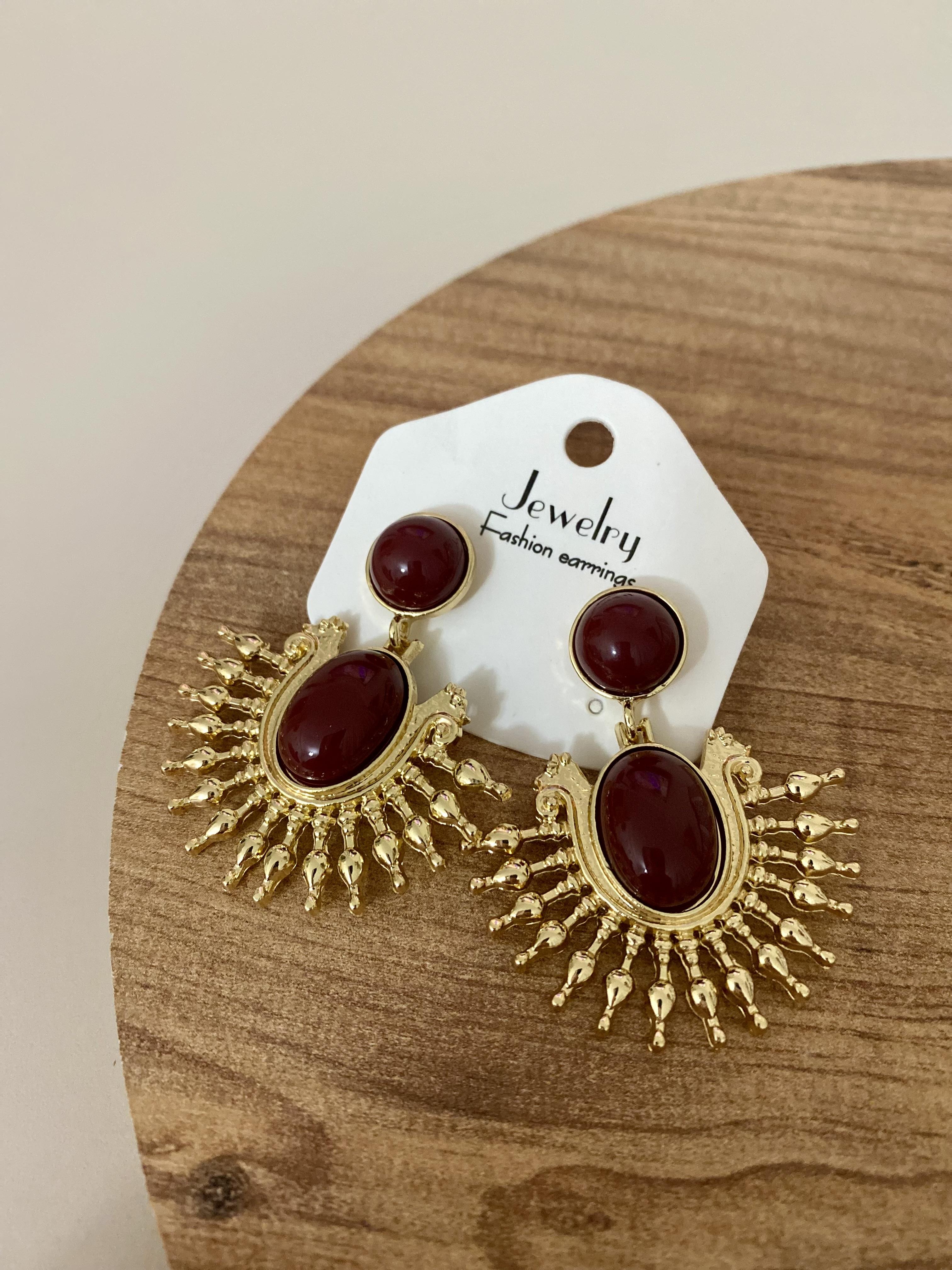 Gold Bordo Taşlı Sallantılı Vintage Küpe
