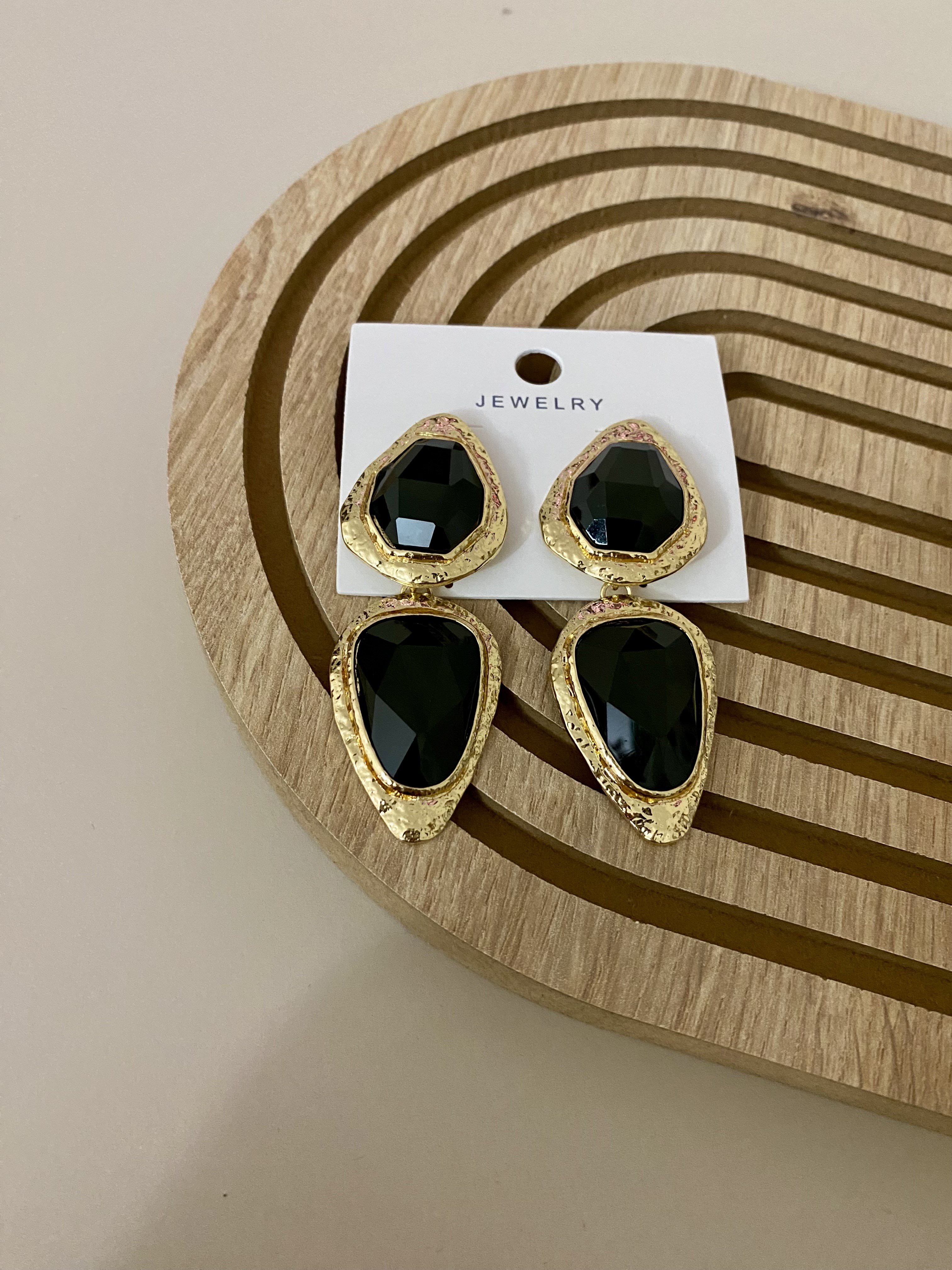 Gold Çerçeve Siyah Taşlı Küpe 