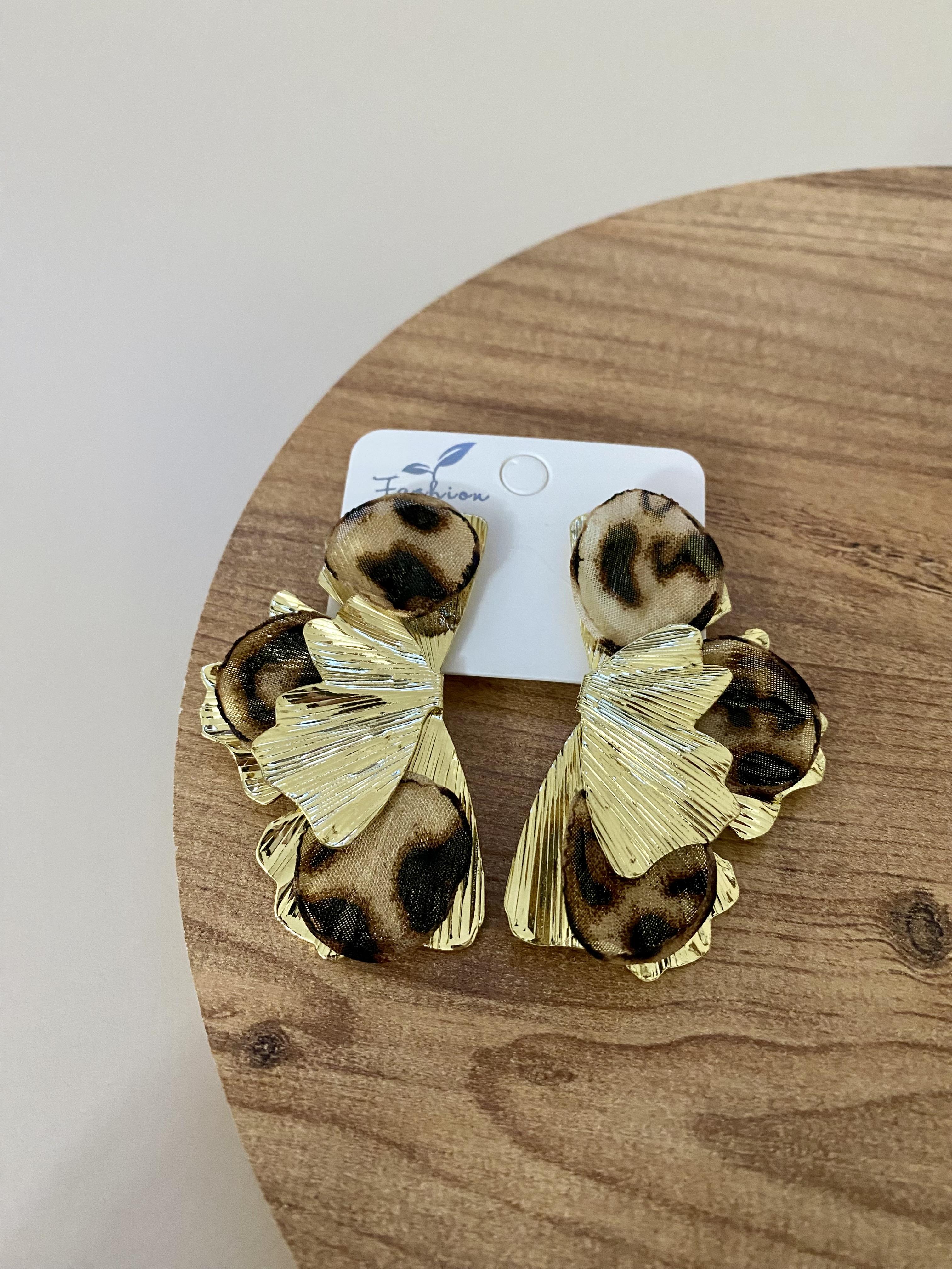 Gold Leo Desen Tül Detay Yaprak Küpe