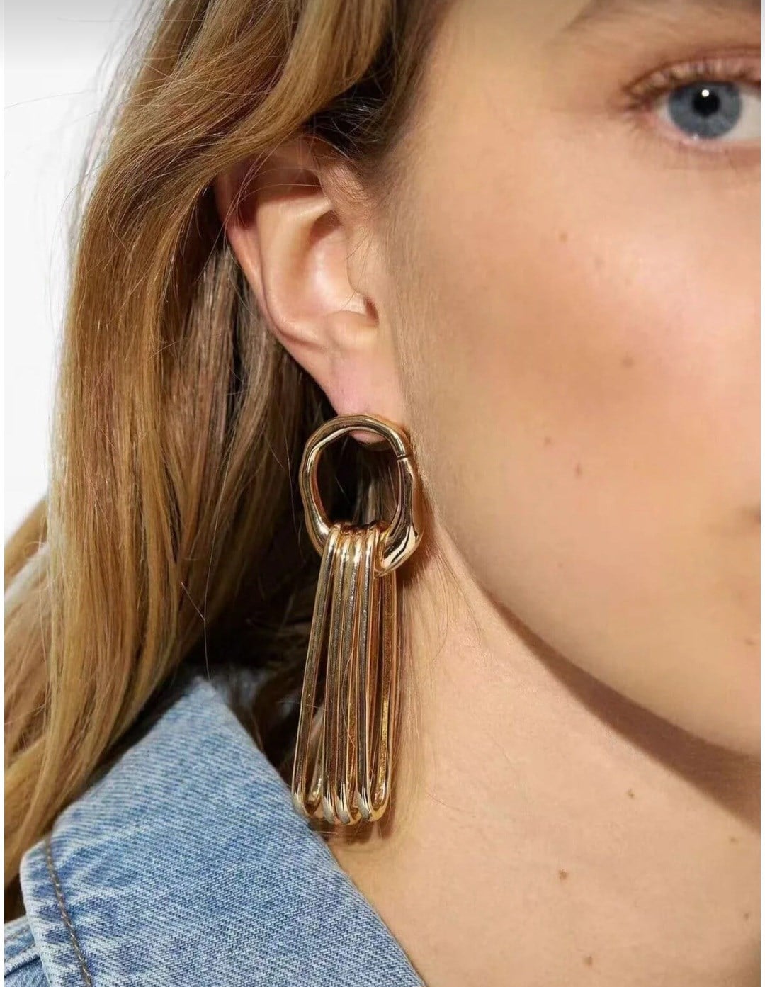 Gold Sallantılı Marka Model Küpe 