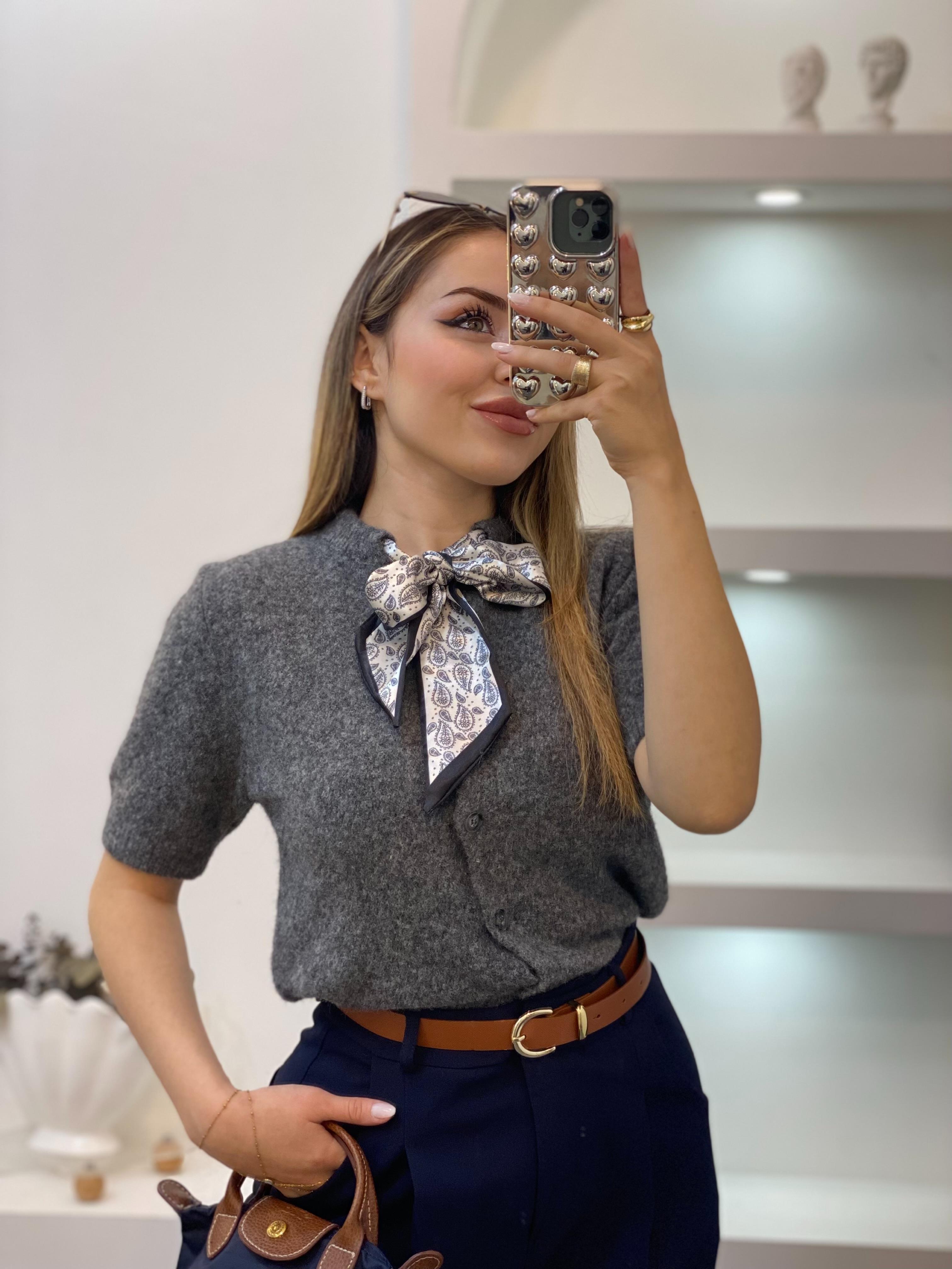 Gri Renk Fularlı Hırka 