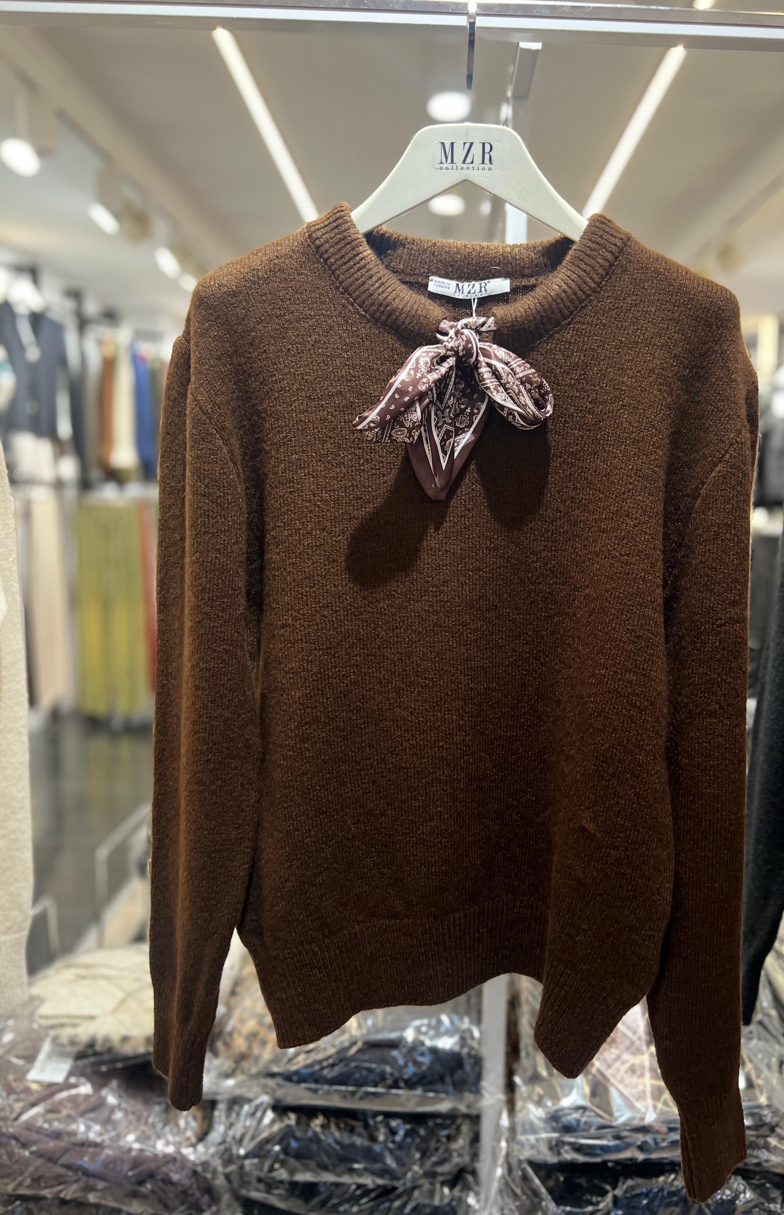 Kahve Fularlı Kazak