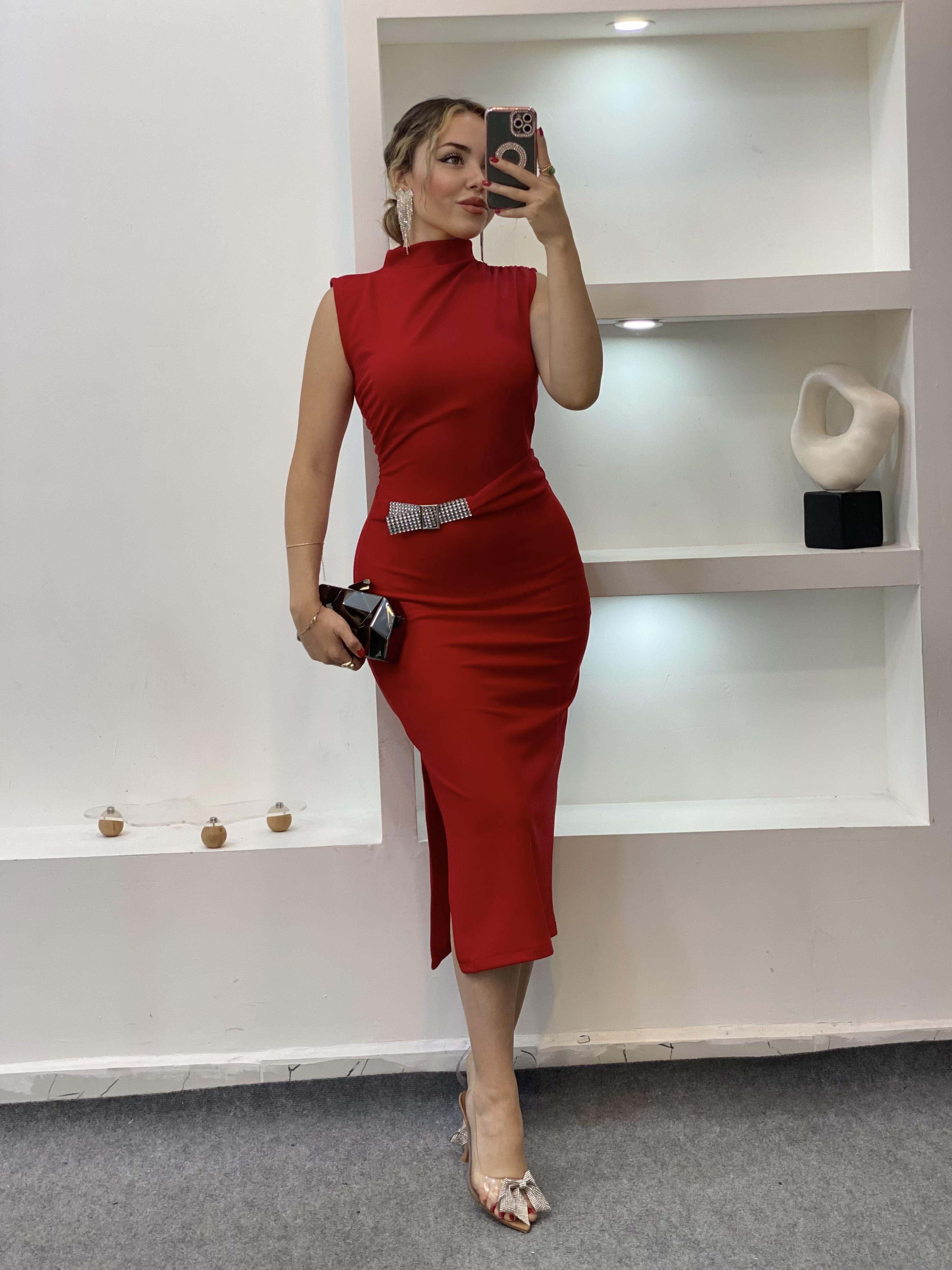 Kırmızı Fit Gösteren Premium Kalite Taş Detaylı Elbise