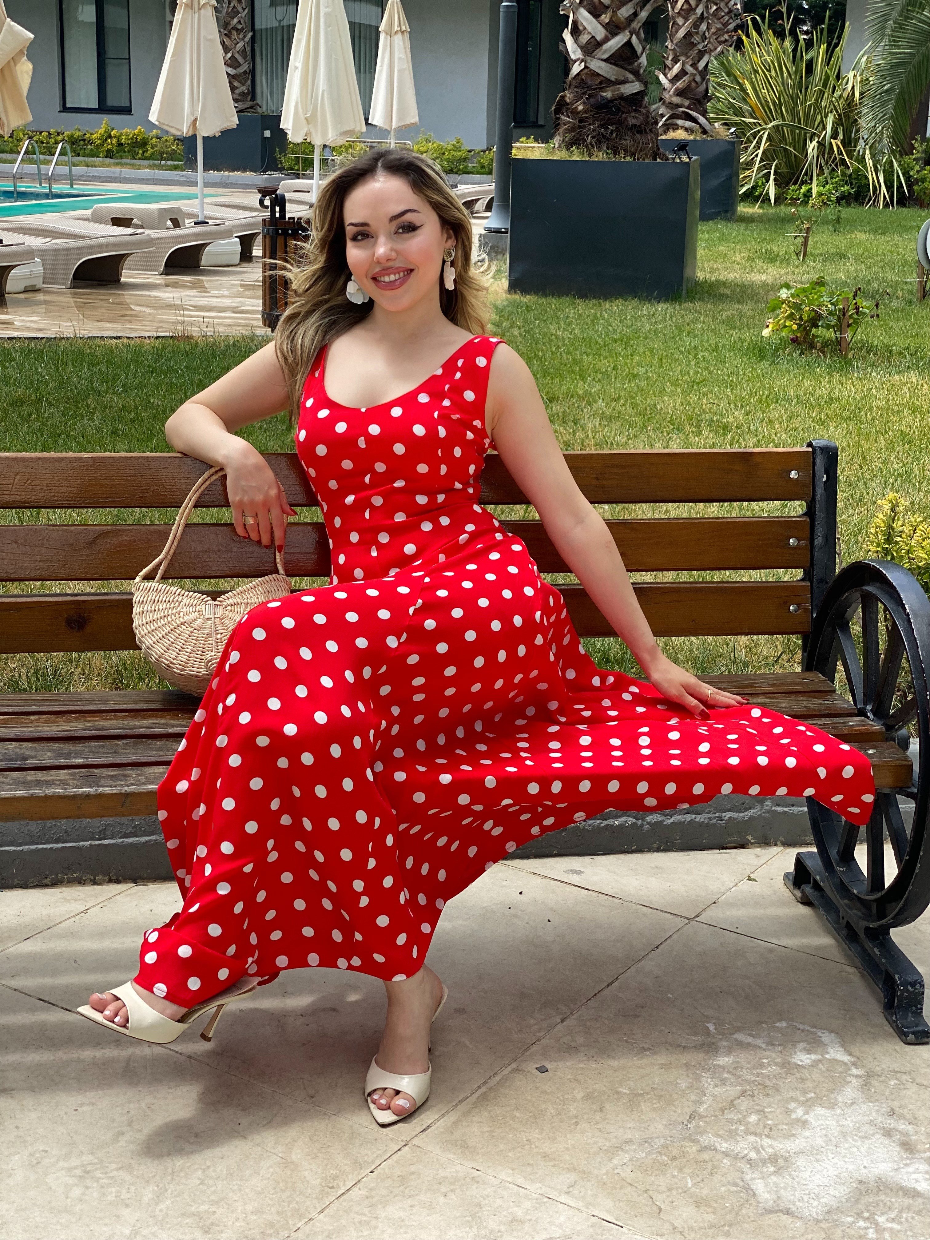 Kırmızı Puantiye Desenli Sırt Bağcıklı Model Elbise